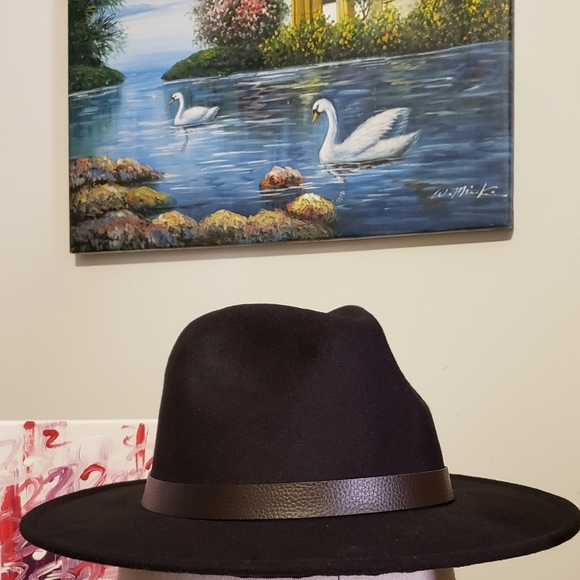 Black Classic Hat - Picture 3 of 5